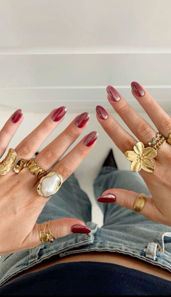 Uñas rojas con una flor dorada