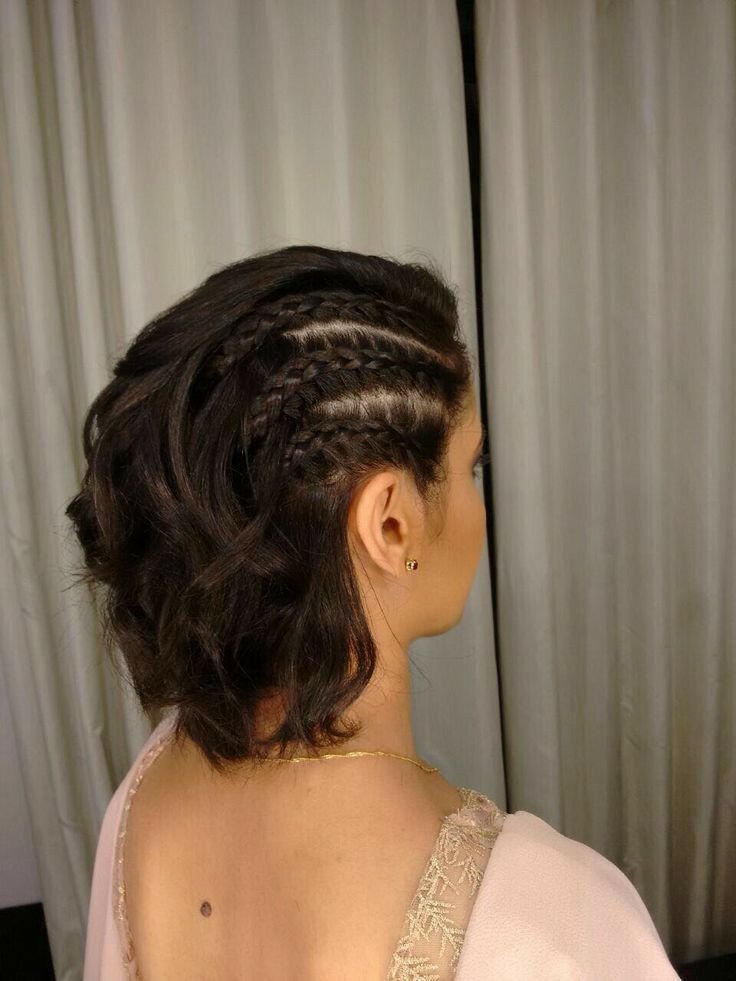Trenzas pegadas en un lateral con el resto recogido