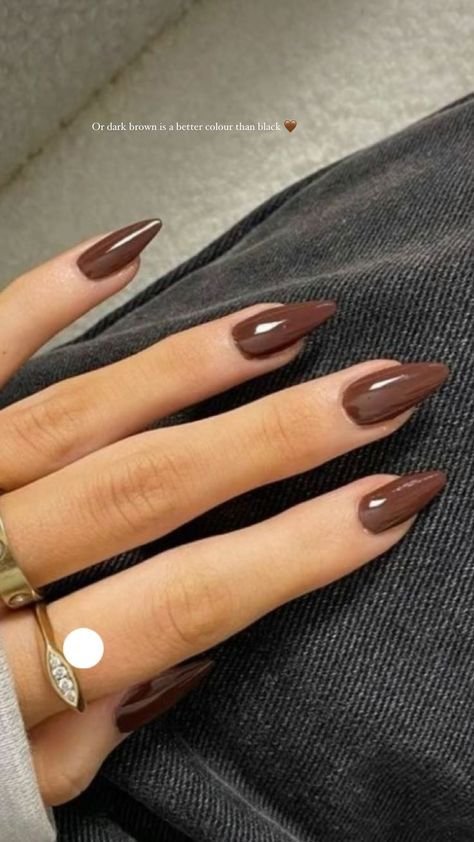 Uñas en tonos chocolate y beige distintos en cada dedo