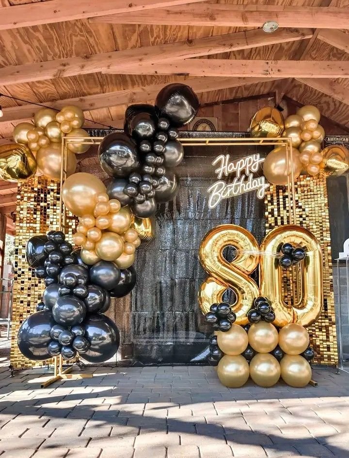 Montaje negro y dorado con números gigantes del 80