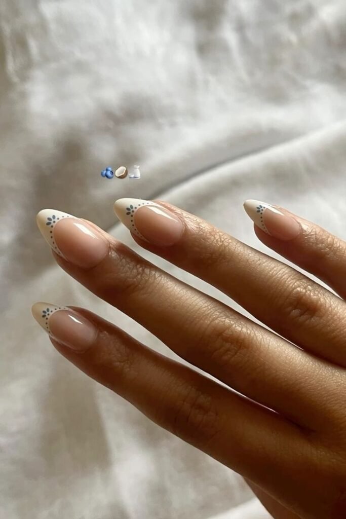 Uñas nude con brillos y pedrería