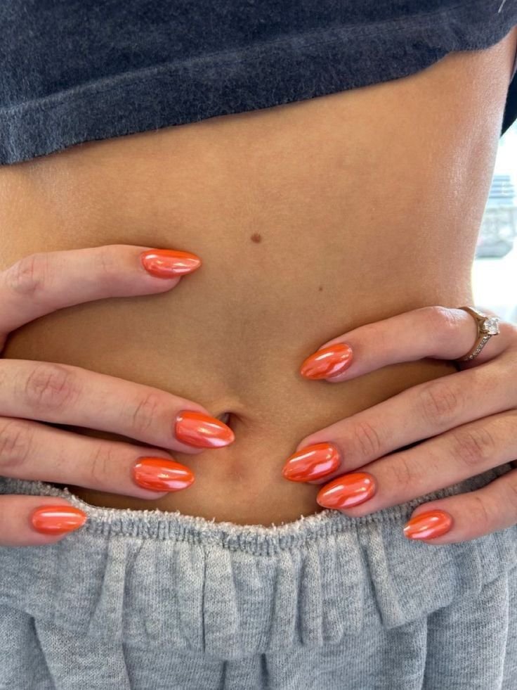 Uñas naranjas con efecto cromado