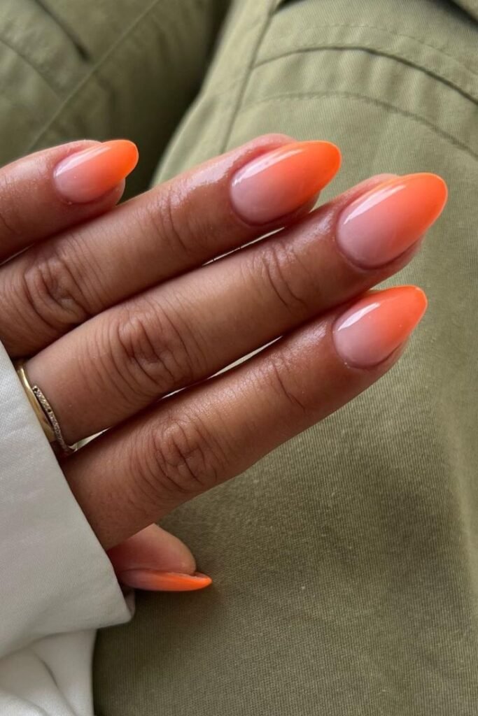 Uñas en degradado naranja y coral