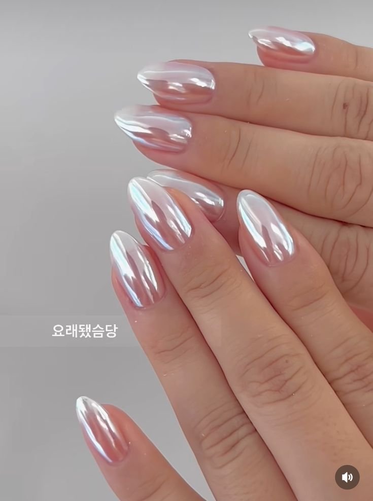 Uñas con efecto cromado plateado