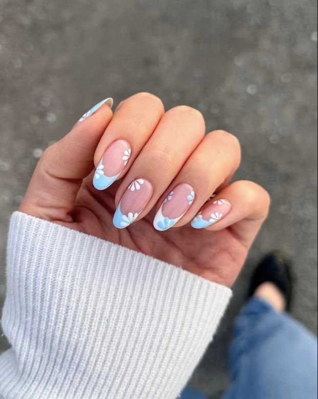 Uñas azul claro con mariposas