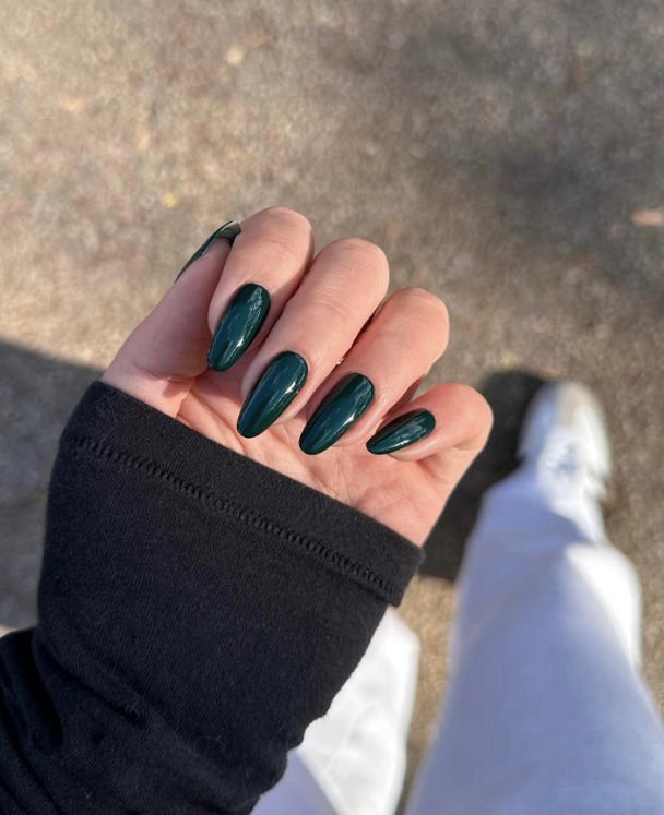 Uñas verde esmeralda brillante