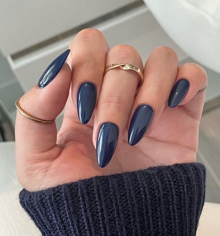 Uñas azul marino brillante