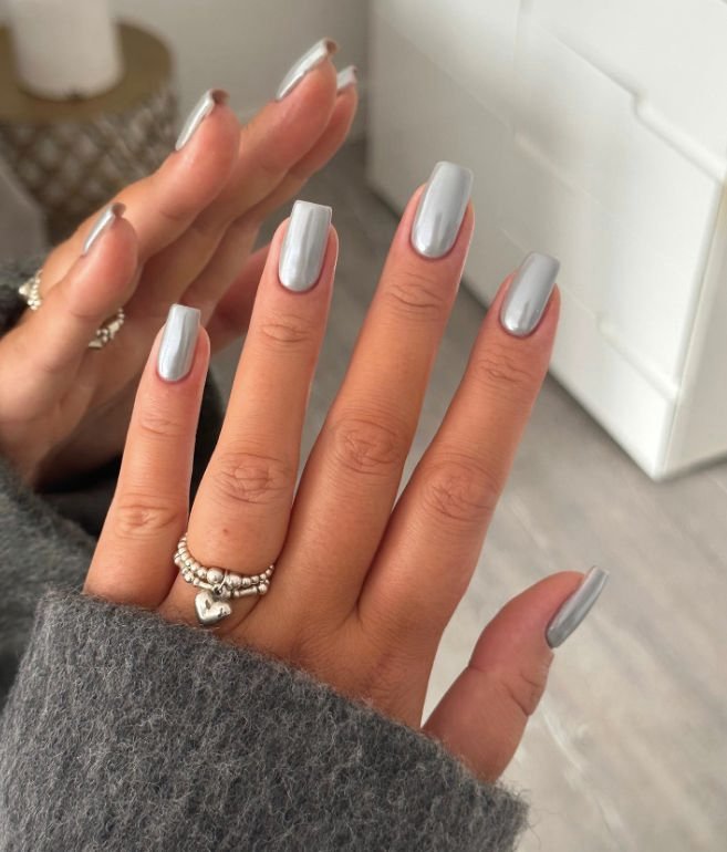 Uñas gris perla con efecto cromado