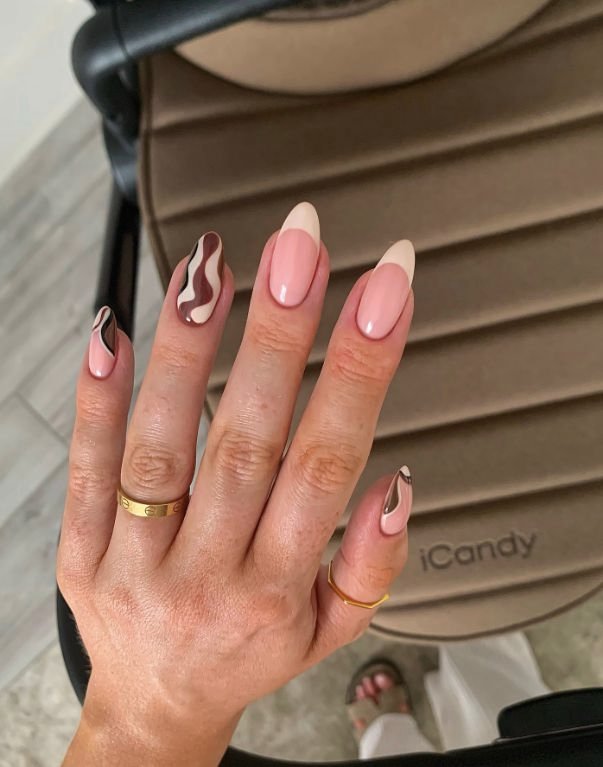 Uñas nude con llamas dibujadas