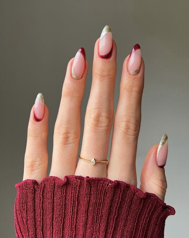 Uñas nude con líneas rojas y doradas