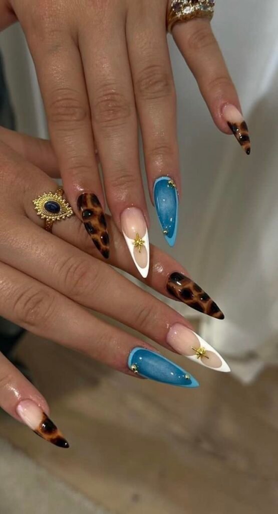 Uñas largas con estampado de leopardo y azul