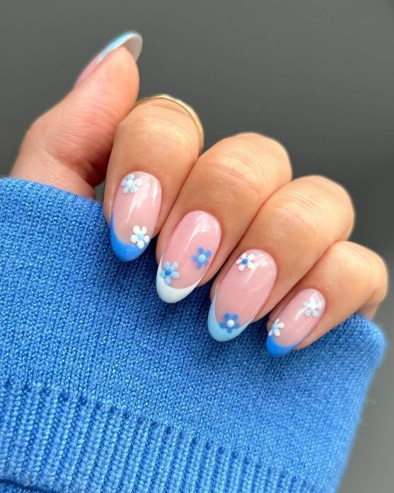 Uñas azul claro con flores blancas