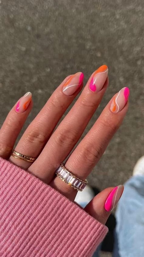 Uñas nude con detalles rosa fucsia