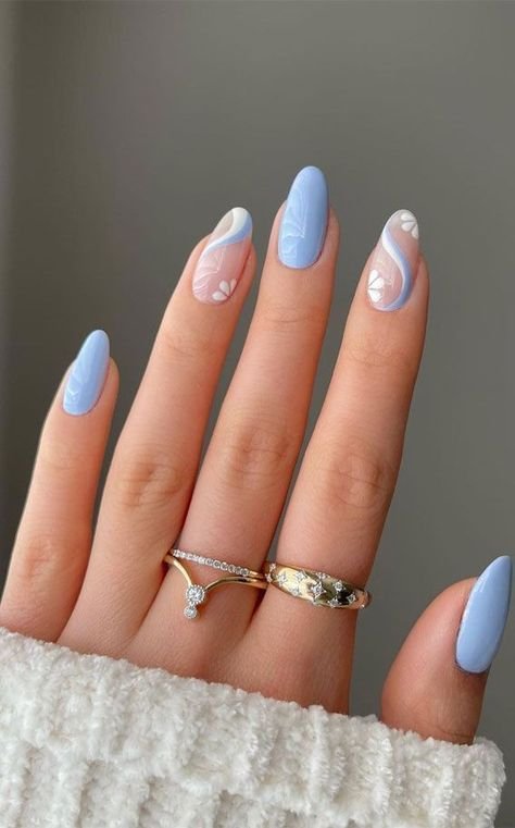 Uñas azul cielo con flores blancas