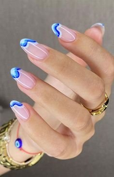 French azul klein con líneas curvas