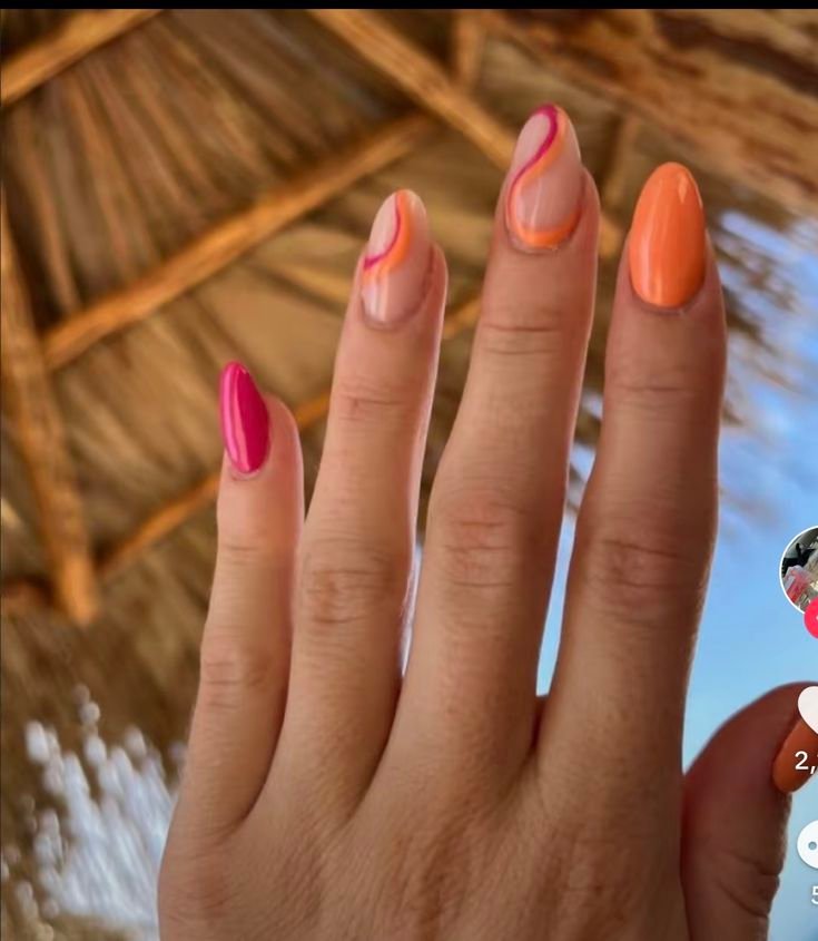 Uñas en tonos coral y rosa distintos en cada dedo