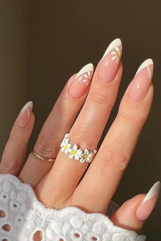 Uñas nude con margaritas blancas