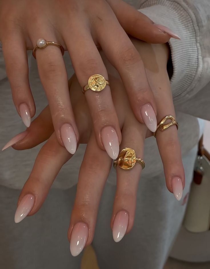 Uñas nude largas con acabado natural