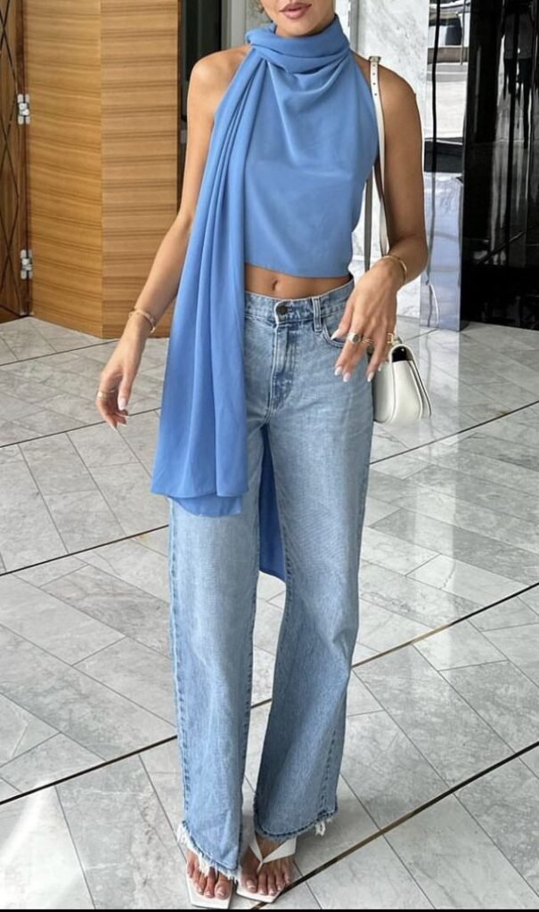 Top azul con pañuelo largo y jeans anchos claros
