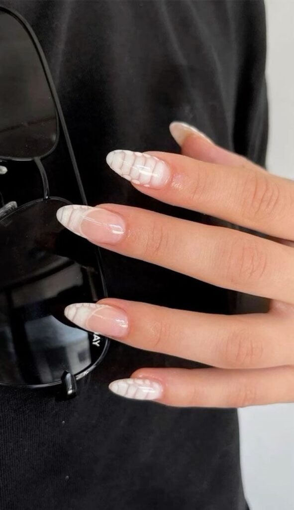 Uñas nude con detalles blancos difuminados