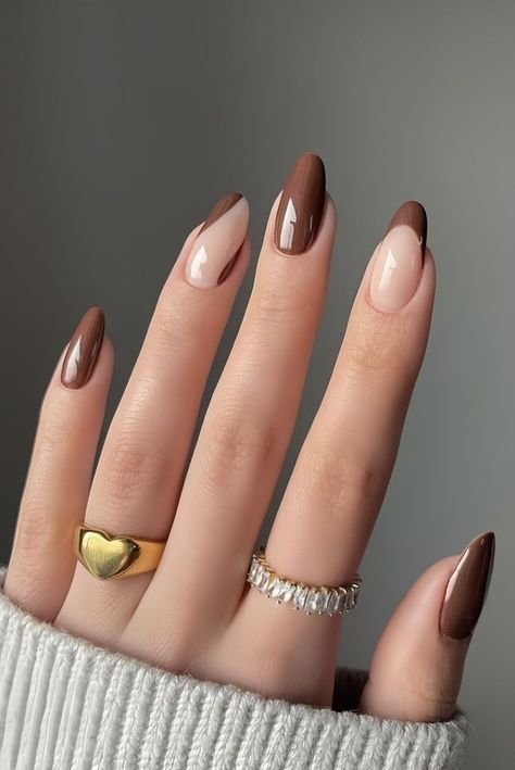Uñas en tonos chocolate y nude alternados