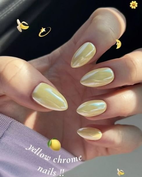 Uñas amarillas con efecto cromado