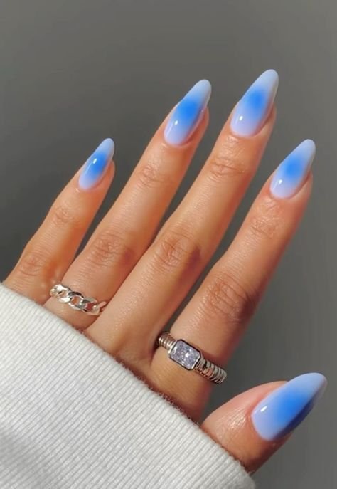 Uñas en degradado azul claro