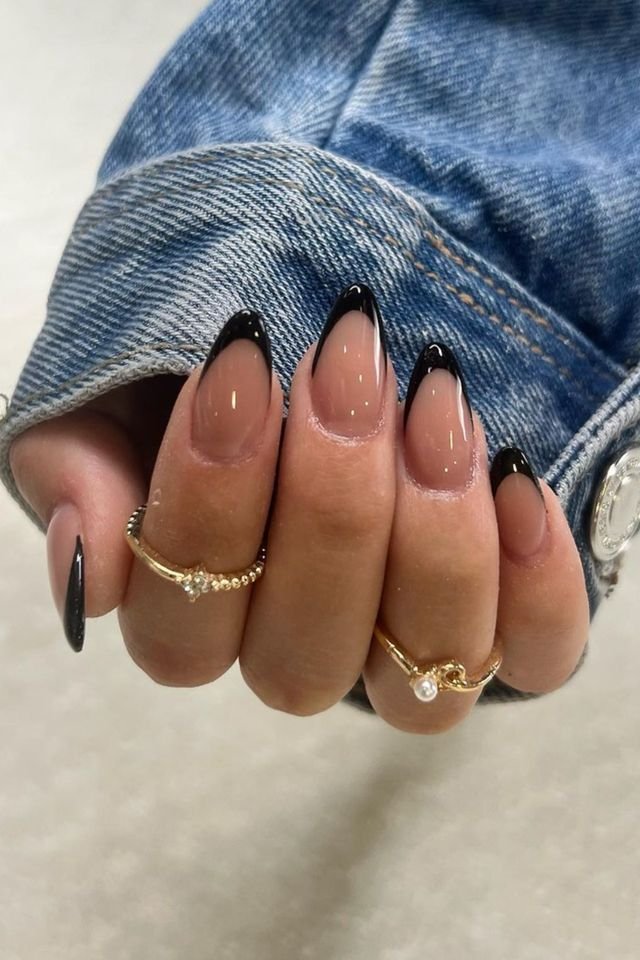French negro en uñas largas almendradas