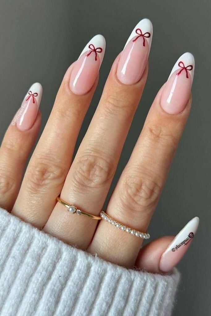 Uñas nude con lazos rosas pintados