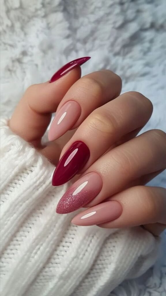 Uñas burdeos con acabado cremoso