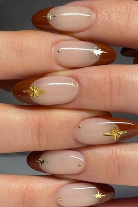 Uñas nude con estrellas doradas