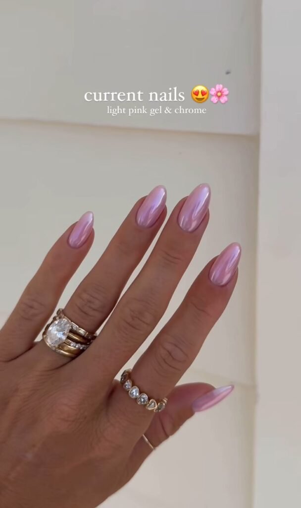 Uñas en degradado rosa con efecto cromado