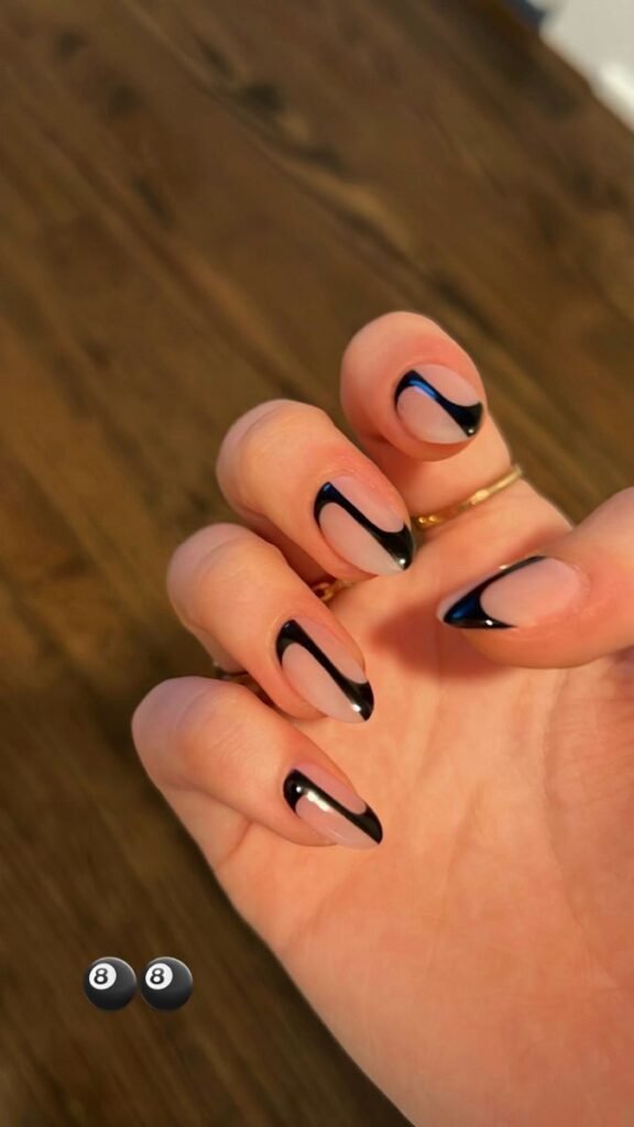 Uñas nude con líneas negras curvas
