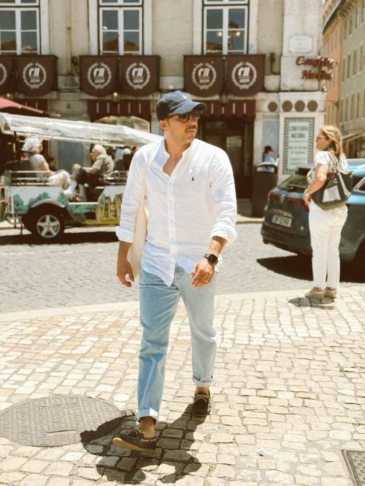 Camisa blanca con pantalón azul claro y gorra