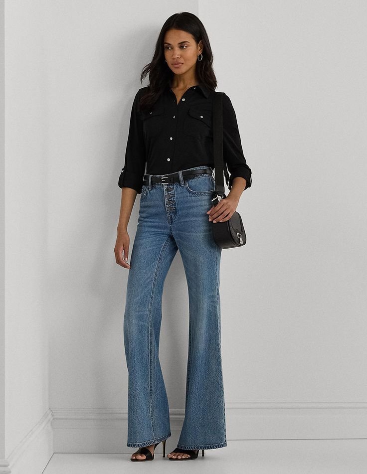 Camisa negra con jeans acampanados