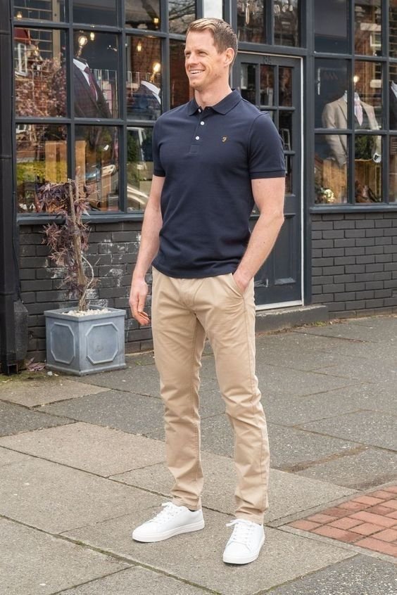 Polo azul marino con chinos camel y tenis blancos
