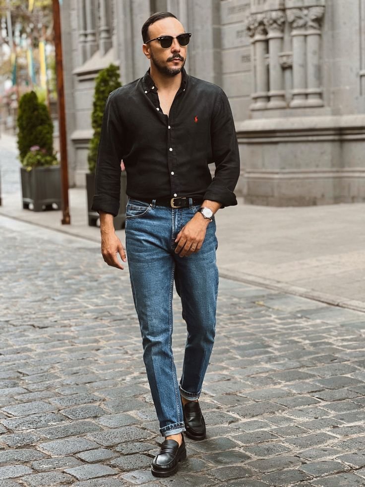 Camisa negra con jeans y mocasines