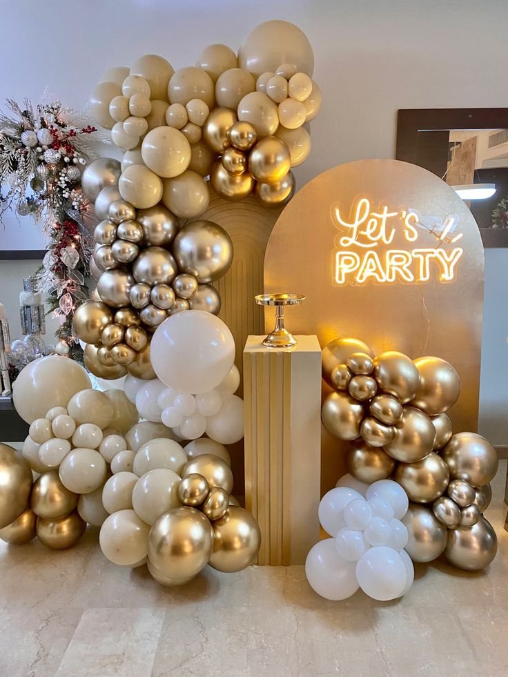 Arco de globos beige y dorados con neón de Let's Party