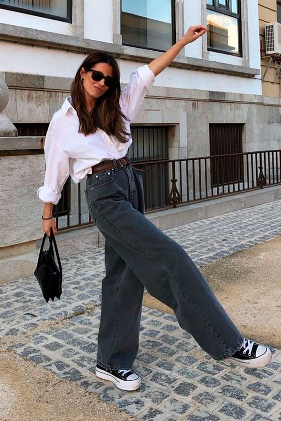 Camisa rosa con jeans anchos y tenis blancos