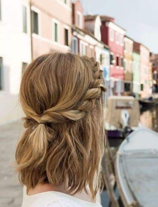 Recogido bajo despeinado con trenza lateral