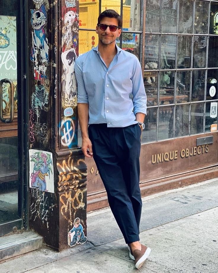 Camisa azul clara con pantalón azul marino ancho y tenis blancos