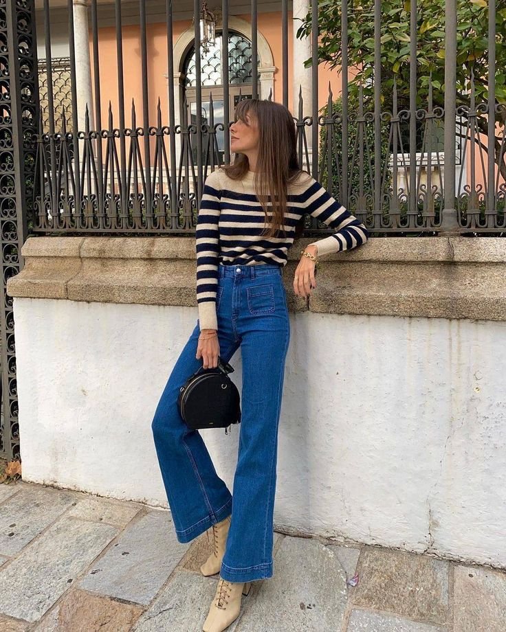 Jersey de rayas con jeans rectos y botines