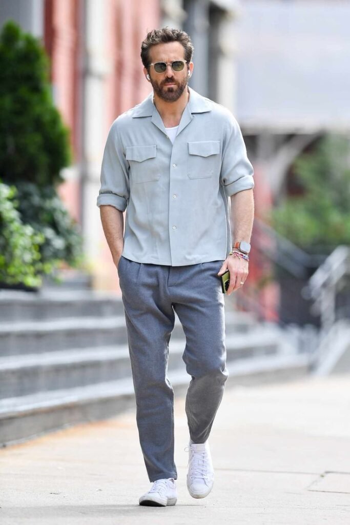 Camisa azul clara de trabajo con pantalón gris y tenis blancos