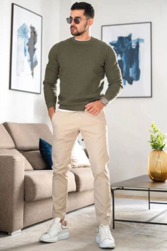 Jersey verde militar con chinos beige y tenis blancos
