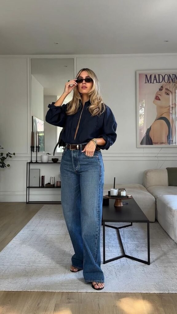Camisa azul marino con jeans anchos y sandalias