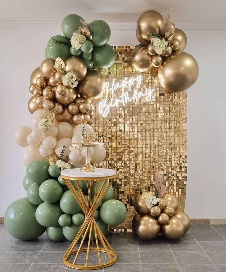Fondo de lentejuelas doradas con globos verde salvia y dorados