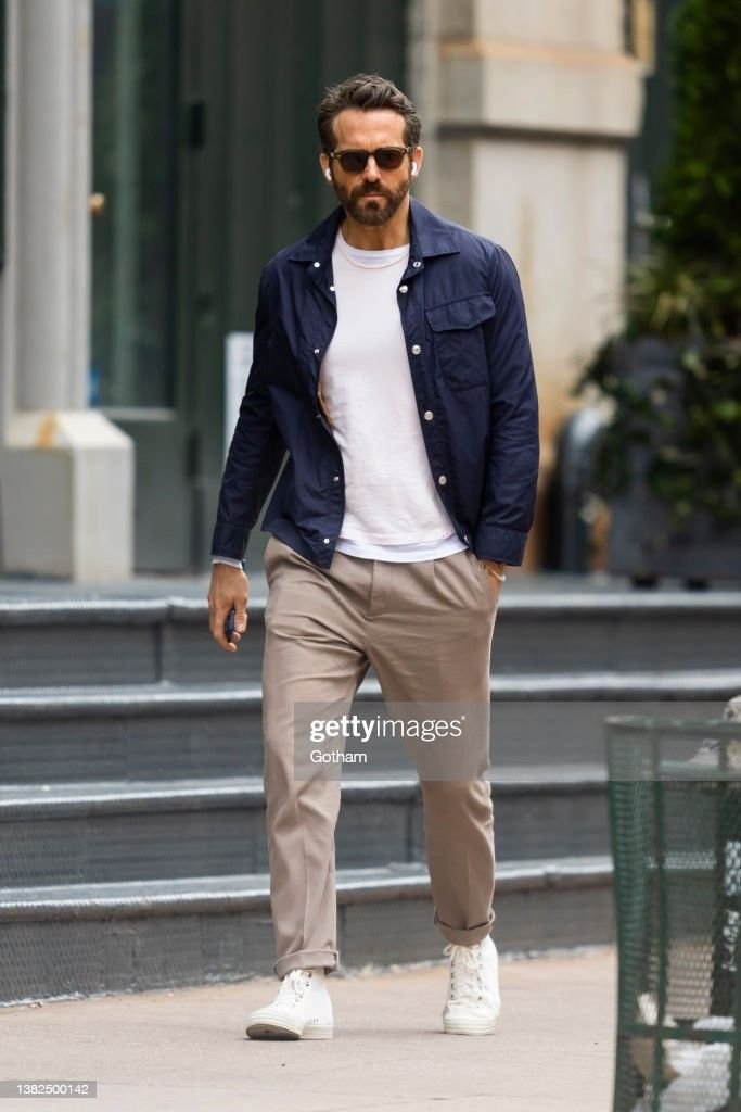 Chaqueta vaquera azul marino con camiseta blanca y chinos beige