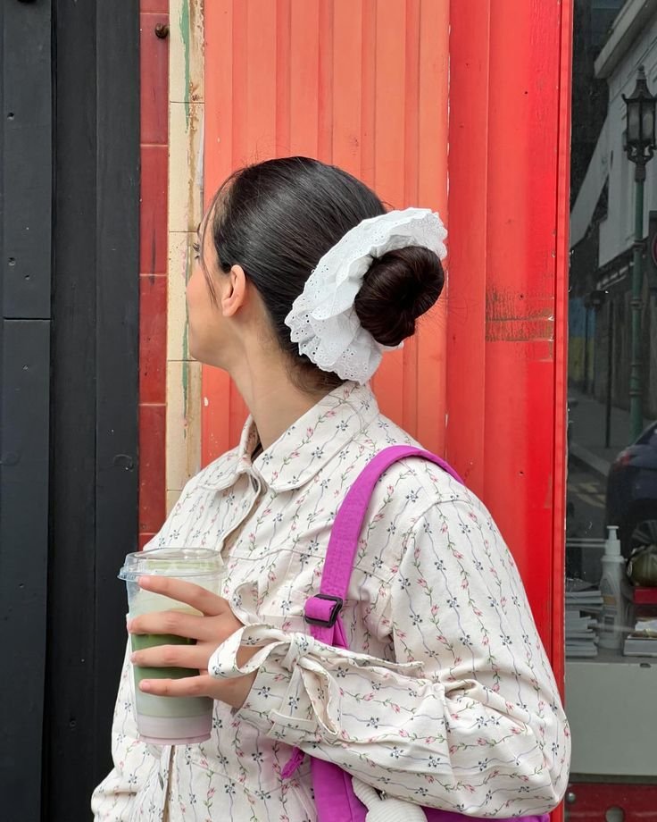 Moño recogido con un pañuelo blanco