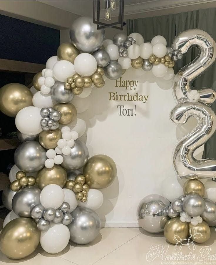 Globos blancos y plateados con números hinchables del 23