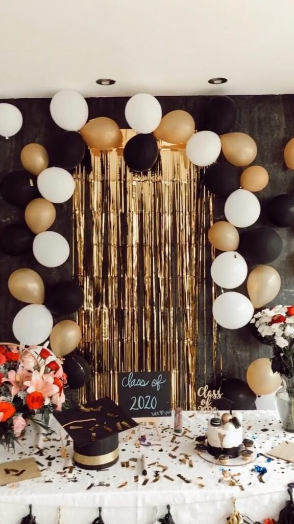 Cortina de tiras doradas con globos blancos y dorados
